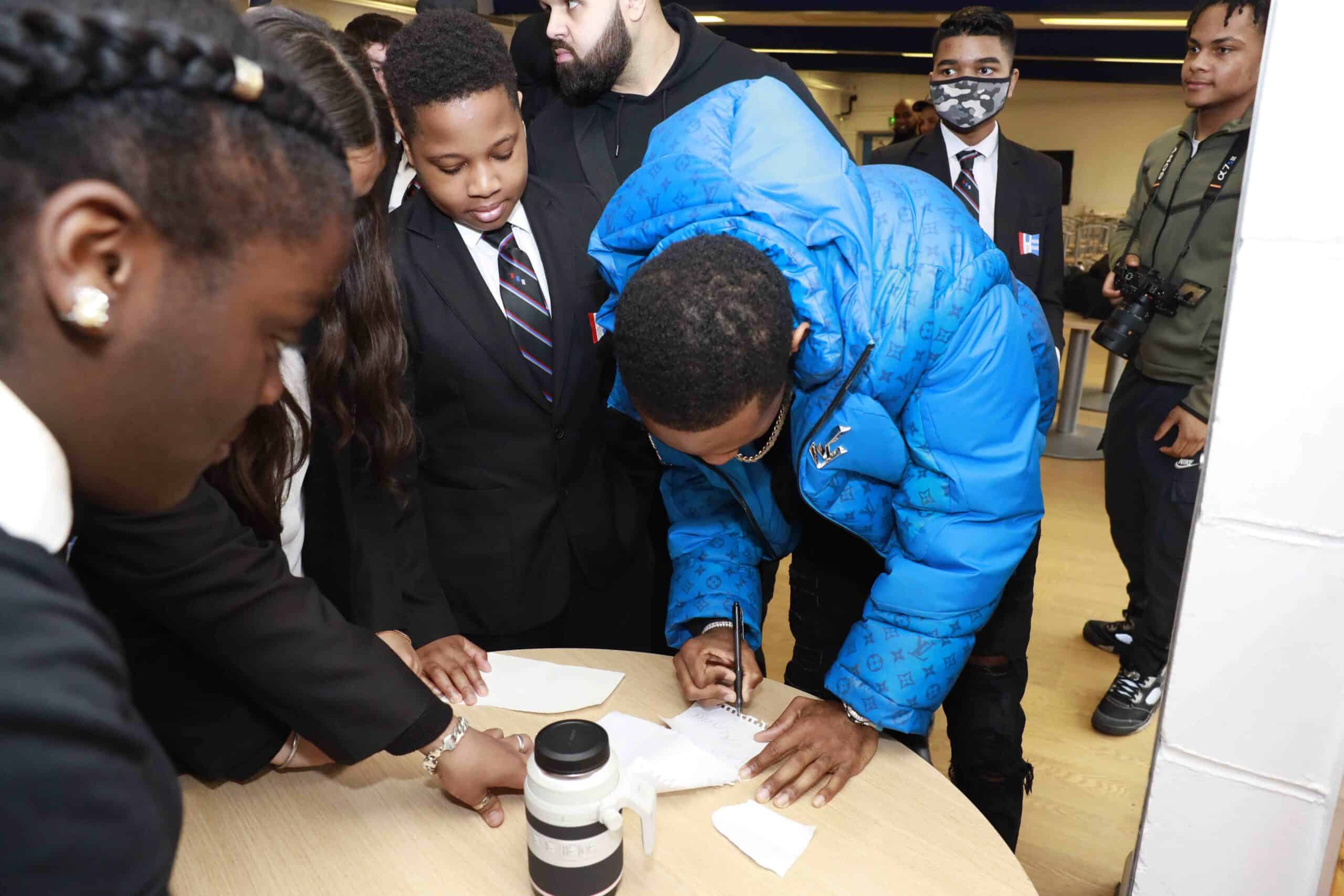 Fumez talking with students